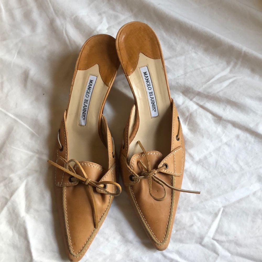 Manolo Blhanik kitten pump